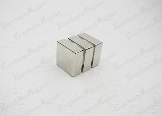 Chine Champ coercitif élevé carré des aimants permanents de NdFeB du cube N42 40 * 40 * 15mm pour des pièces d'auto fournisseur