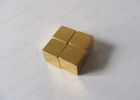 Chine Les aimants de bloc de néodyme de cube ont enduit l&#039;or N35 5 * 5 * 5 degré Celsius du millimètre 80 usine