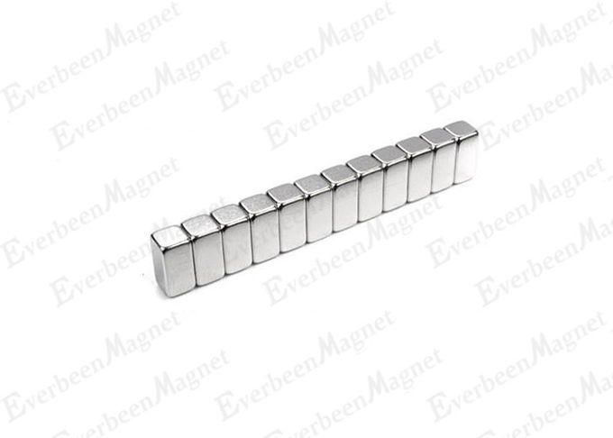 Bande rare d'aimant de bloc de barre de réfrigérateur du néodyme N52 de terre néo- 60 x 10 x 4 millimètres